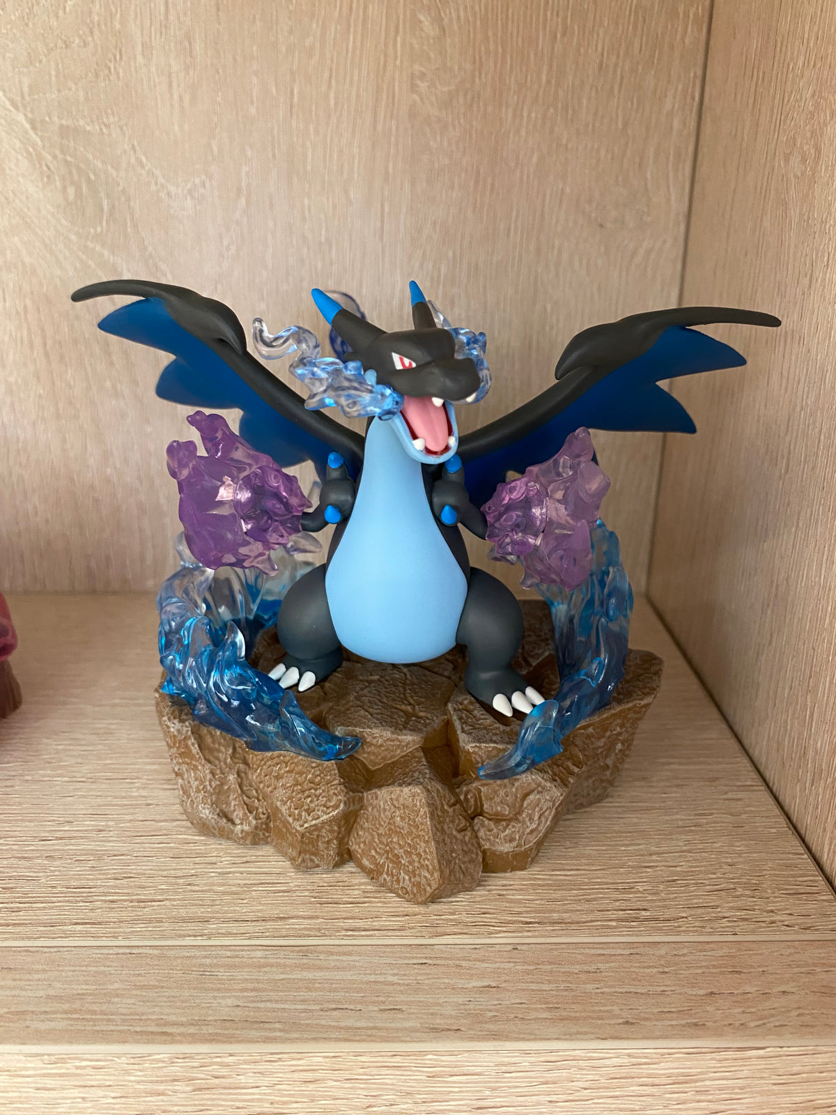 Pokemon Mega Charizard X Base Luminosa